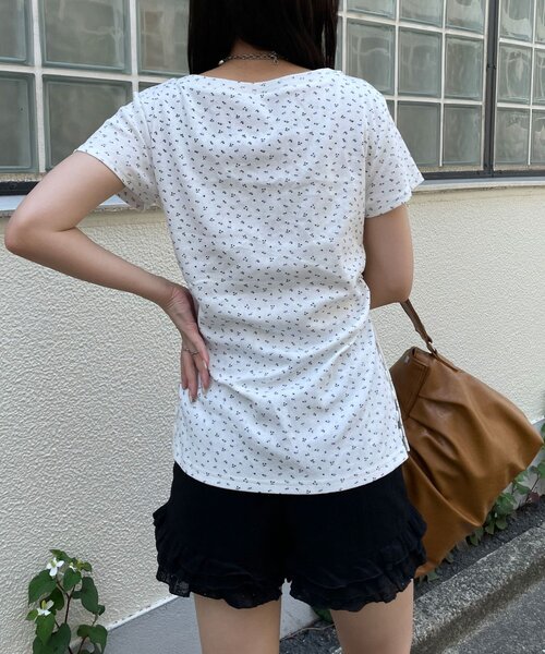 CIAOPANIC（チャオパニック）の「小花柄サイドボタントップス（Tシャツ/カットソー・レディース・ホワイト/アイボリー・FREE）」の5枚目の写真