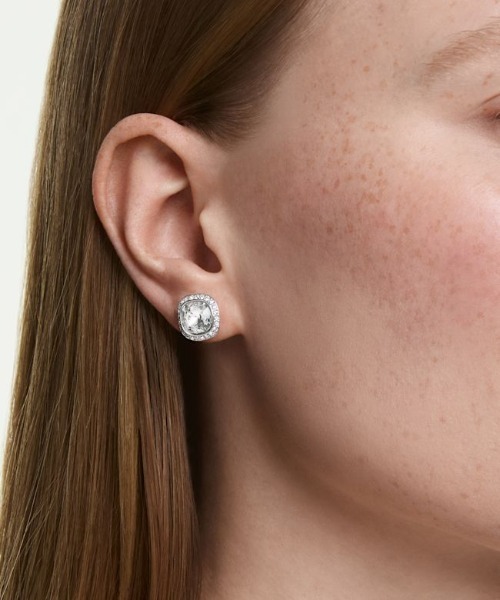 SWAROVSKI（スワロフスキー）の「【公式】【スワロフスキー】Una Angelic ピアス, クッションカット, ホワイト, ロジウム・プレーティング（ピアス（両耳用）・レディース・シルバー系・ONE SIZE）」の2枚目の写真