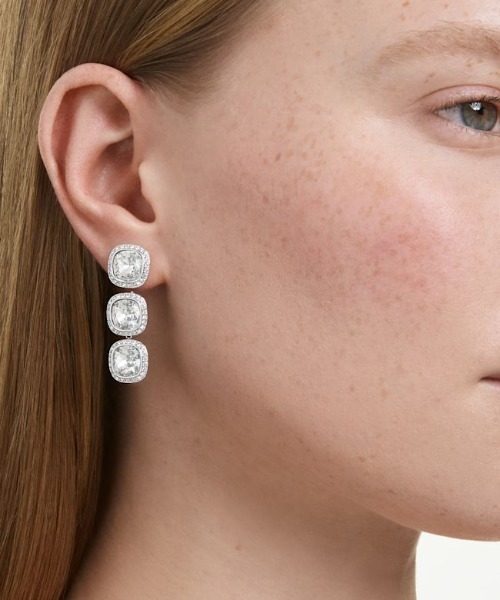 SWAROVSKI（スワロフスキー）の「【公式】【スワロフスキー】Una Angelic ピアス, クッションカット, ホワイト, ロジウム・プレーティング（ピアス（両耳用）・レディース・シルバー系・ONE SIZE）」の3枚目の写真