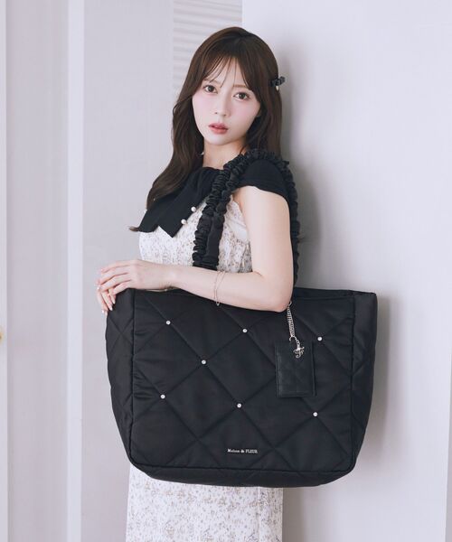 Maison de FLEUR(メゾンドフルール)の「キルティングエアリーキャリーオンバッグ(トートバッグ・レディース・ブラック/ピンクベージュ・FREE)」の21枚目の写真