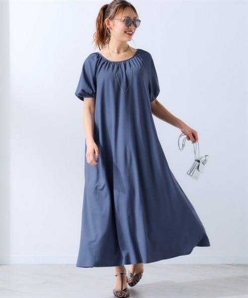 SMILE LAND(スマイルランド)の「<大きいサイズ>美ラクRUタッチふんわりシルエットマキシ丈ワンピース(接触冷感・抗菌防臭・UVカット・遮熱)(ワンピース・レディース・レッド/グレイッシュブルー・5L~6L/3L~4L/L~LL)」の1枚目の写真