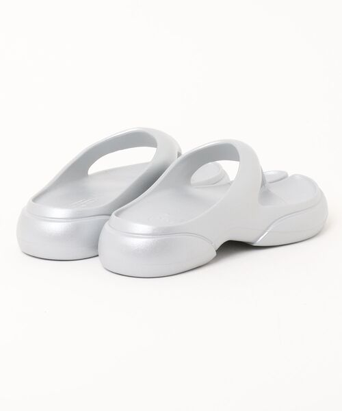 emmi（エミ）の「【PAES】New Flipflop（サンダル・レディース・シルバー・23/24）」の2枚目の写真
