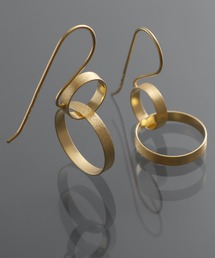 【YArKA/ヤーカ】twin dancing loops earring(pierce) [ftdtf15] / 表面加工フックピアス