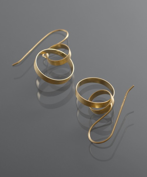 YArKA（ヤーカ）の「【YArKA/ヤーカ】twin dancing loops earring(pierce) [ftdtf15] / 表面加工フックピアス（ピアス（両耳用）・レディース・ゴールド/シルバー・FREE）」の8枚目の写真