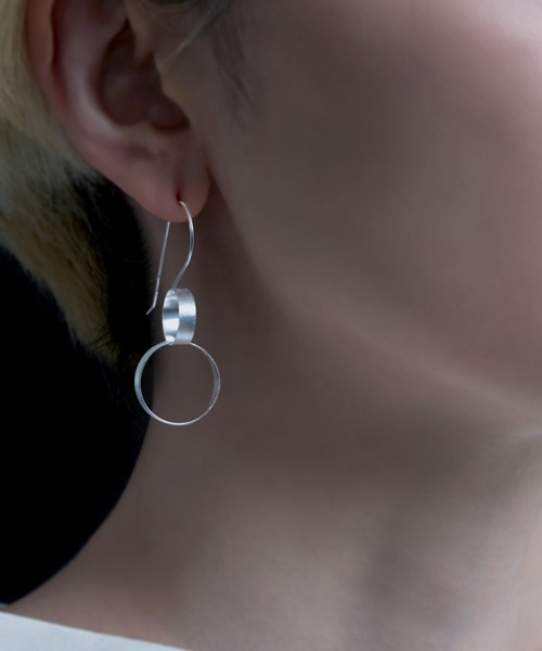 YArKA（ヤーカ）の「【YArKA/ヤーカ】twin dancing loops earring(pierce) [ftdtf15] / 表面加工フックピアス（ピアス（両耳用）・レディース・ゴールド/シルバー・FREE）」の4枚目の写真