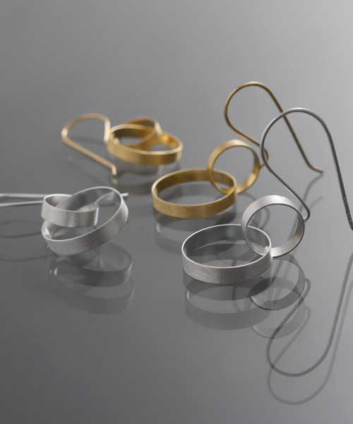 YArKA（ヤーカ）の「【YArKA/ヤーカ】twin dancing loops earring(pierce) [ftdtf15] / 表面加工フックピアス（ピアス（両耳用）・レディース・ゴールド/シルバー・FREE）」の3枚目の写真