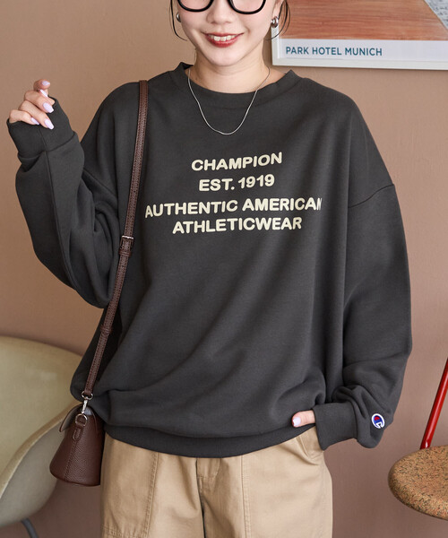 FREAK'S STORE(フリークスストア)の「限定展開 Champion × FREAK'S STORE/チャンピオン 別注 フロッキー プリント ロゴ クルーネック スウェット(スウェット・レディース・ネイビー/グレー/ライトグレー/レッド/ブラック・フリ-)」の2枚目の写真