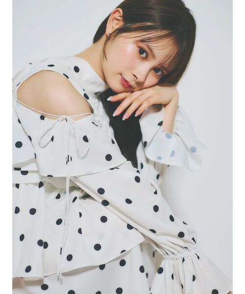 dazzlin（ダズリン）の「オープンショルダーティアードミニワンピース（ワンピース・レディース・その他1/ブラック/アイボリー・FREE）」の15枚目の写真