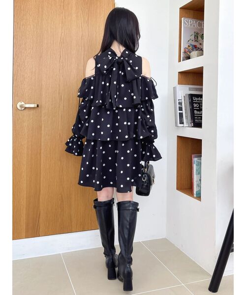 dazzlin（ダズリン）の「オープンショルダーティアードミニワンピース（ワンピース・レディース・その他1/ブラック/アイボリー・FREE）」の4枚目の写真