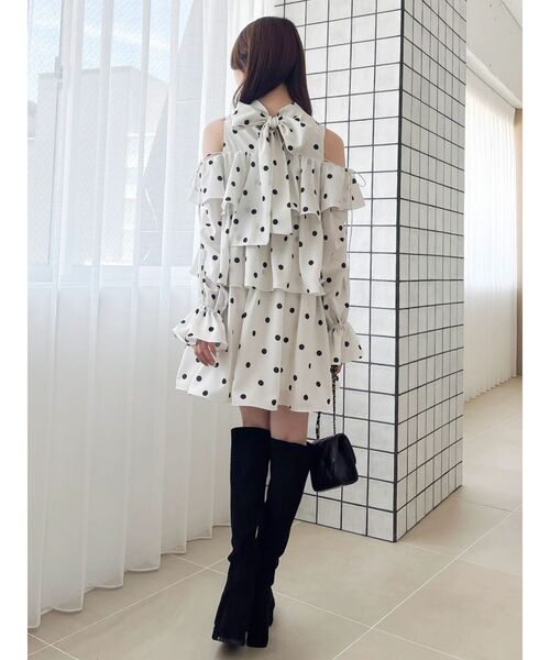 dazzlin（ダズリン）の「オープンショルダーティアードミニワンピース（ワンピース・レディース・その他1/ブラック/アイボリー・FREE）」の10枚目の写真