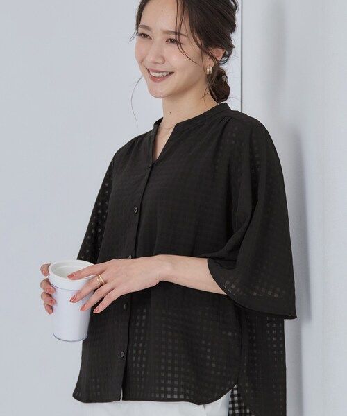 SHOO・LA・RUE(シューラルー)の「【洗濯機可/S-LL】二の腕隠せる 5分袖ギンガムシアーブラウス(シャツ/ブラウス・レディース・ブラック/アイボリー/ブラウン系・01/02/03/04)」の3枚目の写真