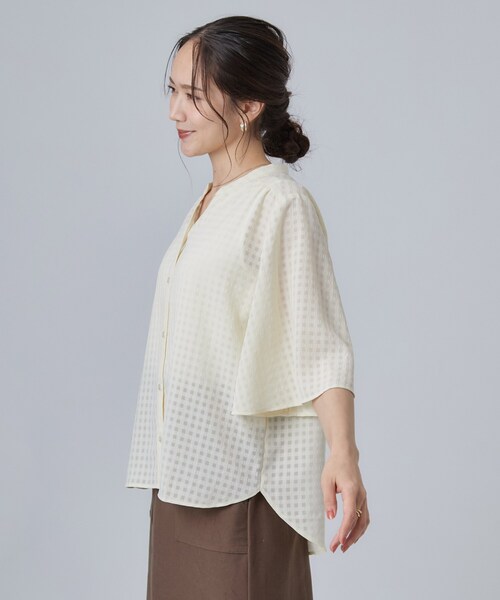SHOO・LA・RUE(シューラルー)の「【洗濯機可/S-LL】二の腕隠せる 5分袖ギンガムシアーブラウス(シャツ/ブラウス・レディース・ブラック/アイボリー/ブラウン系・01/02/03/04)」の5枚目の写真