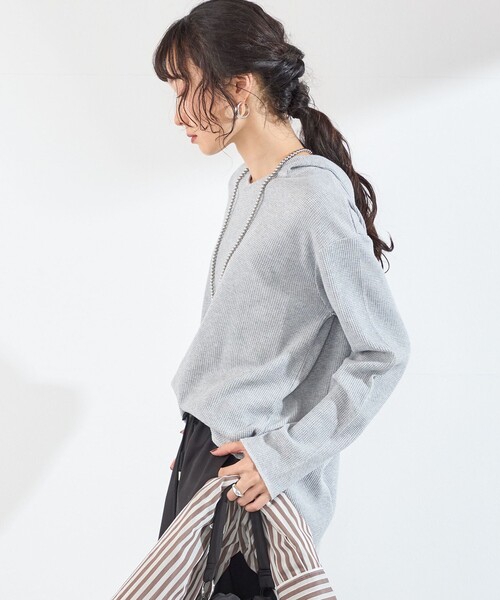 SHIPS Colors(シップス カラーズ)の「〈手洗い可能〉TC ワッフル フーディー トップス◇(Tシャツ/カットソー・レディース・ブラック/グレー/オフホワイト・ONE SIZE)」の4枚目の写真