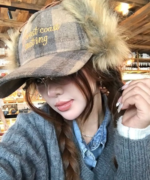 Teem Store（チームストア）の「ファーイヤーフラップ チェック柄刺繍キャップ（キャップ・レディース・ベージュ/グリーン・F）」の2枚目の写真