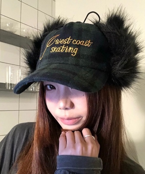 Teem Store（チームストア）の「ファーイヤーフラップ チェック柄刺繍キャップ（キャップ・レディース・ベージュ/グリーン・F）」の6枚目の写真