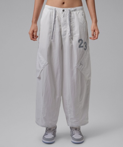 JORDAN BRAND(ジョーダンブランド)の「ジョーダン フライト ウィメンズ クロップド パラシュート パンツ / jordan Flight Women's Cropped Parachute Pants IW1306-121 Summit White(カーゴパンツ・レディース・アイボリー・M/XL/L/XS/S)」の1枚目の写真