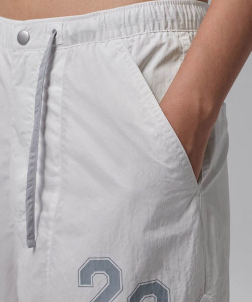 JORDAN BRAND(ジョーダンブランド)の「ジョーダン フライト ウィメンズ クロップド パラシュート パンツ / jordan Flight Women's Cropped Parachute Pants IW1306-121 Summit White(カーゴパンツ・レディース・アイボリー・M/XL/L/XS/S)」の3枚目の写真