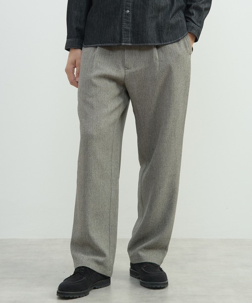 MEN'S MELROSE(メンズメルローズ)の「三杢ヘリンボーンワイドパンツ | ストレッチ / 防シワ(スラックス・メンズ・ブラック/ベージュ・4/3/2)」の2枚目の写真