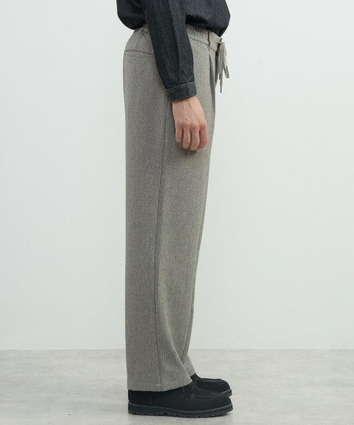 MEN'S MELROSE(メンズメルローズ)の「三杢ヘリンボーンワイドパンツ | ストレッチ / 防シワ(スラックス・メンズ・ブラック/ベージュ・4/3/2)」の4枚目の写真