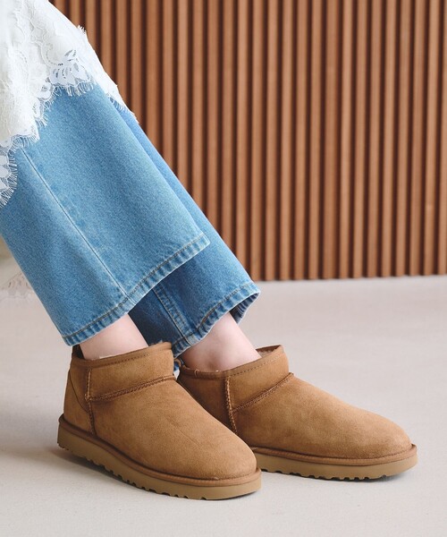 UGG(アグ)の「<UGG>クラッシック ウルトラミニ ブーツ(ブーツ・レディース・ブラウン系/ブラック・6/8/7)」の2枚目の写真