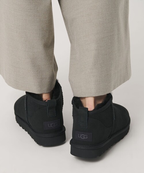 UGG(アグ)の「<UGG>クラッシック ウルトラミニ ブーツ(ブーツ・レディース・ブラウン系/ブラック・6/8/7)」の4枚目の写真