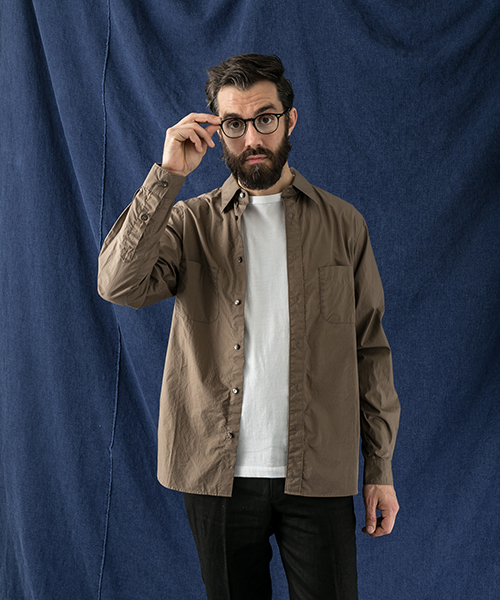 WORK NOT WORK URBAN RESEARCH（ワークノットワークアーバンリサーチ）の「WNW　タイプライターポインテッドカラーシャツ（シャツ/ブラウス・メンズ・モカ/カーキ/ホワイト・LARGE/MEDIUM/SMALL）」の3枚目の写真