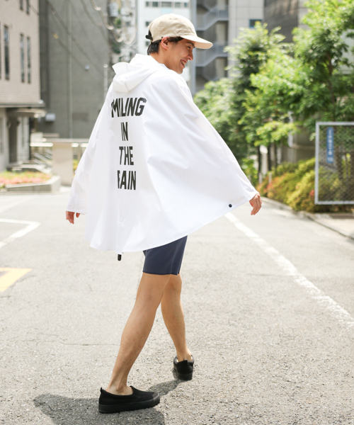 LAKOLE（ラコレ）の「【撥水】バックプリントポンチョ / LAKOLE