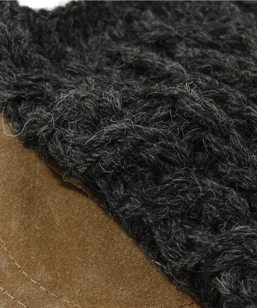 SHIPS for women(シップスフォーウィメン)の「HIGHLAND 2000:スエード ミトン(手袋・レディース・ナチュラル/ダークグレー・ONE SIZE)」の5枚目の写真