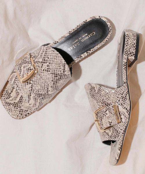 And A（アンドエー）の「CARMEN SALAS カルメンサラス / ベルトスクエア ローヒールサンダル オープントゥ ミュールサンダル / NIJA-X（サンダル・レディース・パイソン/ブラック・35/36/37/39/38）」の2枚目の写真