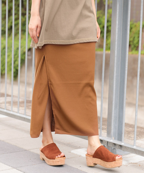 niko and...（ニコアンド）の「サラサラリブロングタイトスカート（スカート・レディース・ブラック/ネイビー/オリーブ/キャメル・MEDIUM/LARGE）」の4枚目の写真