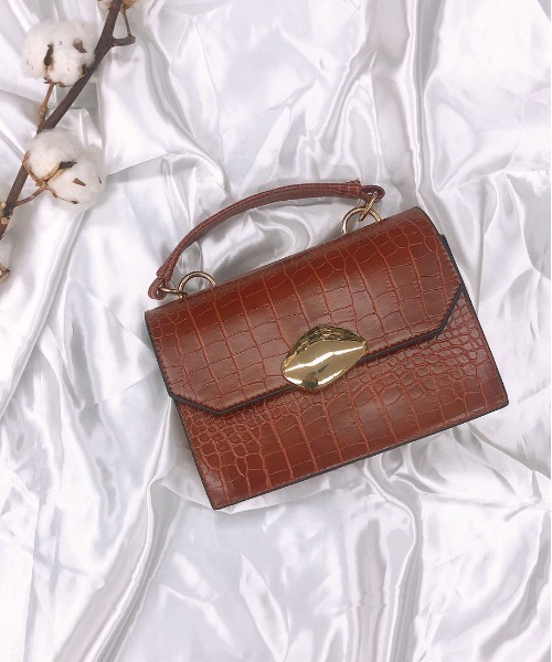 PairPair（ペアペア）の「クロコライクプレートバッグ(AR)（ショルダーバッグ・レディース・ブラック/ダークブラウン/ワインレッド/ブラウン系その他・FREE）」の3枚目の写真