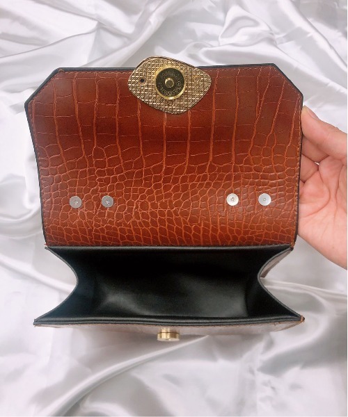 PairPair（ペアペア）の「クロコライクプレートバッグ(AR)（ショルダーバッグ・レディース・ブラック/ダークブラウン/ワインレッド/ブラウン系その他・FREE）」の6枚目の写真