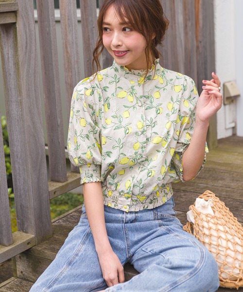 Libby&Rose（リビーアンドローズ）の「レモン柄5分袖スタンドブラウス