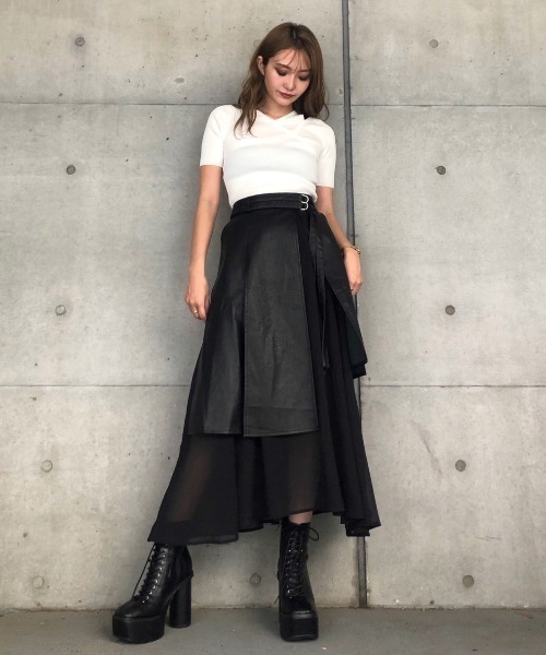 ENVYM(アンビー)の「スリットフレアフェイクレザーSK(スカート・レディース・ブラック・FREE)」の5枚目の写真