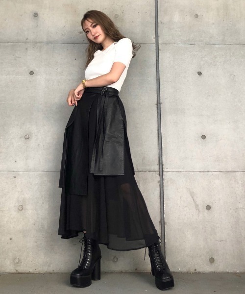 ENVYM(アンビー)の「スリットフレアフェイクレザーSK(スカート・レディース・ブラック・FREE)」の4枚目の写真