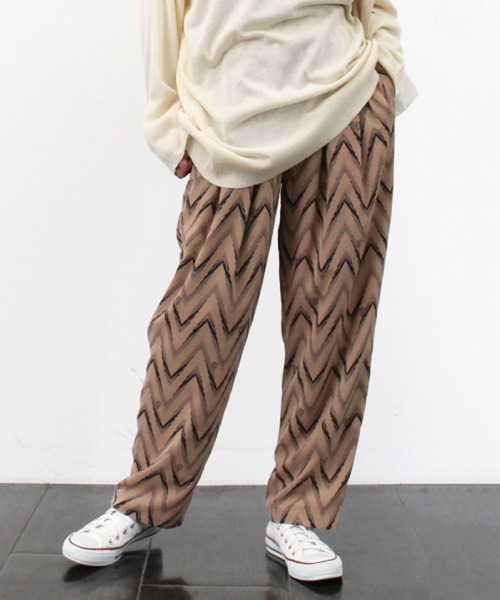 STYLEBLOCK（スタイルブロック）の「ジグザグ柄プリントリラックスパンツ（その他パンツ・レディース・ホワイト/ブラック/ベージュ/ブラウン・M）」の4枚目の写真