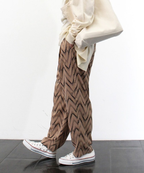 STYLEBLOCK（スタイルブロック）の「ジグザグ柄プリントリラックスパンツ（その他パンツ・レディース・ホワイト/ブラック/ベージュ/ブラウン・M）」の8枚目の写真