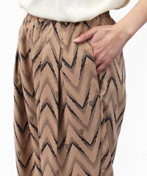 STYLEBLOCK（スタイルブロック）の「ジグザグ柄プリントリラックスパンツ（その他パンツ・レディース・ホワイト/ブラック/ベージュ/ブラウン・M）」の10枚目の写真