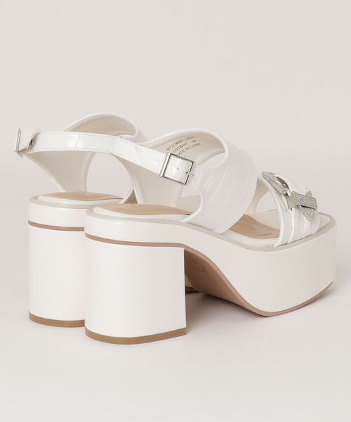 WEGO(ウィゴー)の「WEGO/バックルベルトヒールサンダル(サンダル・レディース・ホワイト/ブラック・MEDIUM/LARGE)」の4枚目の写真