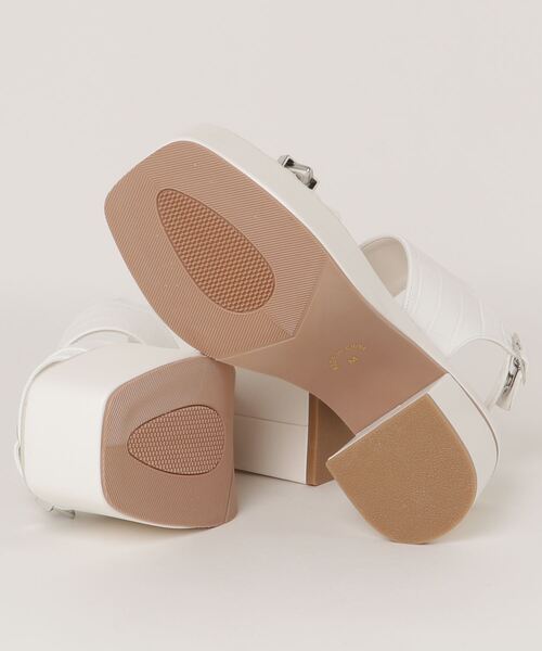 WEGO(ウィゴー)の「WEGO/バックルベルトヒールサンダル(サンダル・レディース・ホワイト/ブラック・MEDIUM/LARGE)」の3枚目の写真