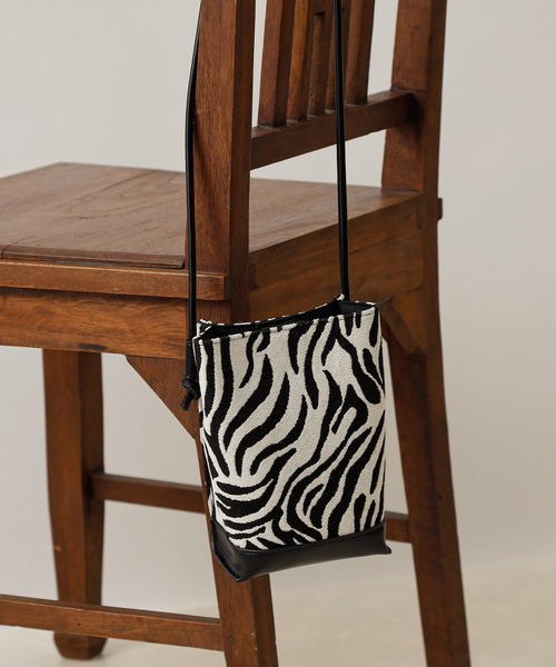 COLONY 2139（コロニートゥーワンスリーナイン）の「【TV媒体紹介商品】ジャガード縦長ショルダーバッグ（ショルダーバッグ・レディース・ブラック/ブラウン/ゼブラ/レオパード/グリーン・FREE）」の5枚目の写真