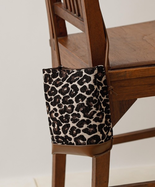 COLONY 2139（コロニートゥーワンスリーナイン）の「【TV媒体紹介商品】ジャガード縦長ショルダーバッグ（ショルダーバッグ・レディース・ブラック/ブラウン/ゼブラ/レオパード/グリーン・FREE）」の8枚目の写真