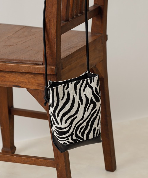 COLONY 2139（コロニートゥーワンスリーナイン）の「【TV媒体紹介商品】ジャガード縦長ショルダーバッグ（ショルダーバッグ・レディース・ブラック/ブラウン/ゼブラ/レオパード/グリーン・FREE）」の9枚目の写真