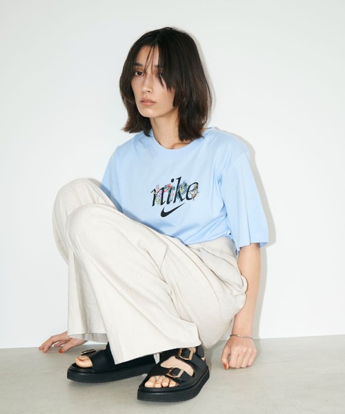 NIKE(ナイキ)の「【NIKE】NSW ボクシー ネイチャー(Tシャツ/カットソー・レディース・ライトブルー・S/M)」の2枚目の写真