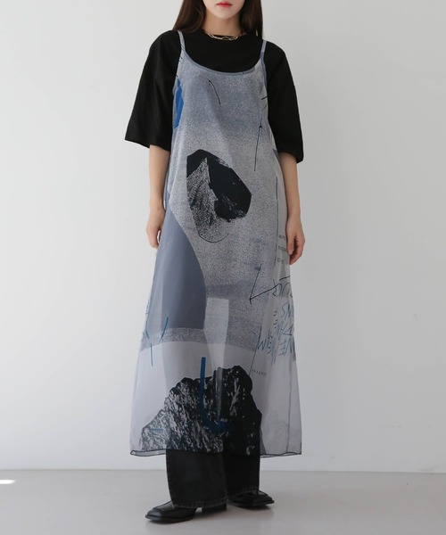 UNE MANSION（ユヌマンション）の「【レイヤードコーデ用としておすすめ！】ストリングプリント捺染シースルーロングワンピース（ワンピース・レディース・チャコール/アイボリー・FREE）」の2枚目の写真