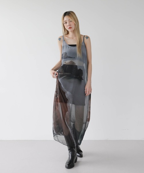 UNE MANSION（ユヌマンション）の「【レイヤードコーデ用としておすすめ！】ストリングプリント捺染シースルーロングワンピース（ワンピース・レディース・チャコール/アイボリー・FREE）」の6枚目の写真