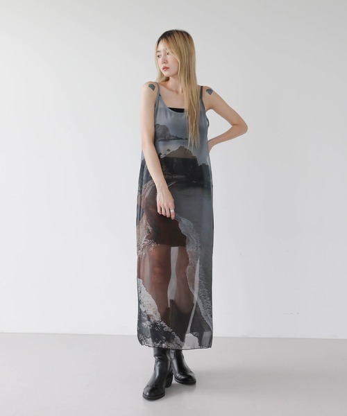 UNE MANSION（ユヌマンション）の「【レイヤードコーデ用としておすすめ！】ストリングプリント捺染シースルーロングワンピース（ワンピース・レディース・チャコール/アイボリー・FREE）」の3枚目の写真