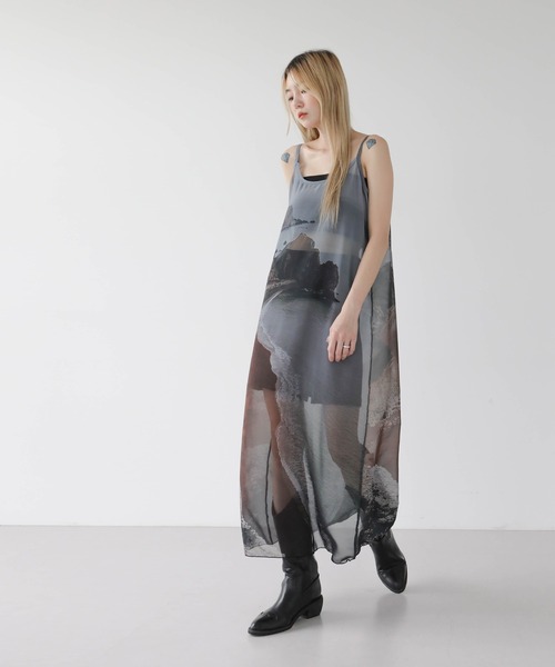 UNE MANSION（ユヌマンション）の「【レイヤードコーデ用としておすすめ！】ストリングプリント捺染シースルーロングワンピース（ワンピース・レディース・チャコール/アイボリー・FREE）」の17枚目の写真