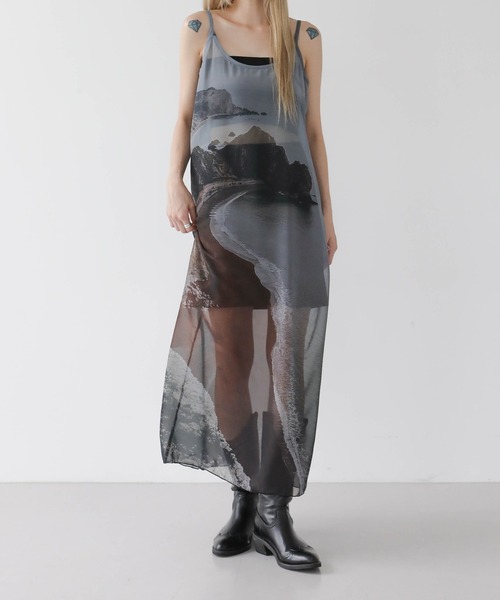 UNE MANSION（ユヌマンション）の「【レイヤードコーデ用としておすすめ！】ストリングプリント捺染シースルーロングワンピース（ワンピース・レディース・チャコール/アイボリー・FREE）」の15枚目の写真