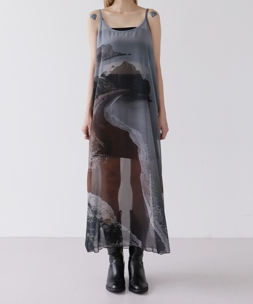 UNE MANSION（ユヌマンション）の「【レイヤードコーデ用としておすすめ！】ストリングプリント捺染シースルーロングワンピース（ワンピース・レディース・チャコール/アイボリー・FREE）」の10枚目の写真